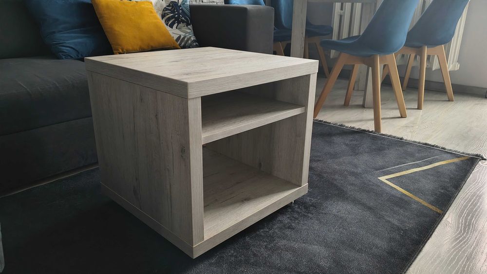 Stolik kawowy na kółkach robiony przez stolarza.