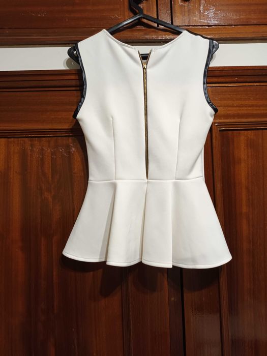 Camisola branca com fecho