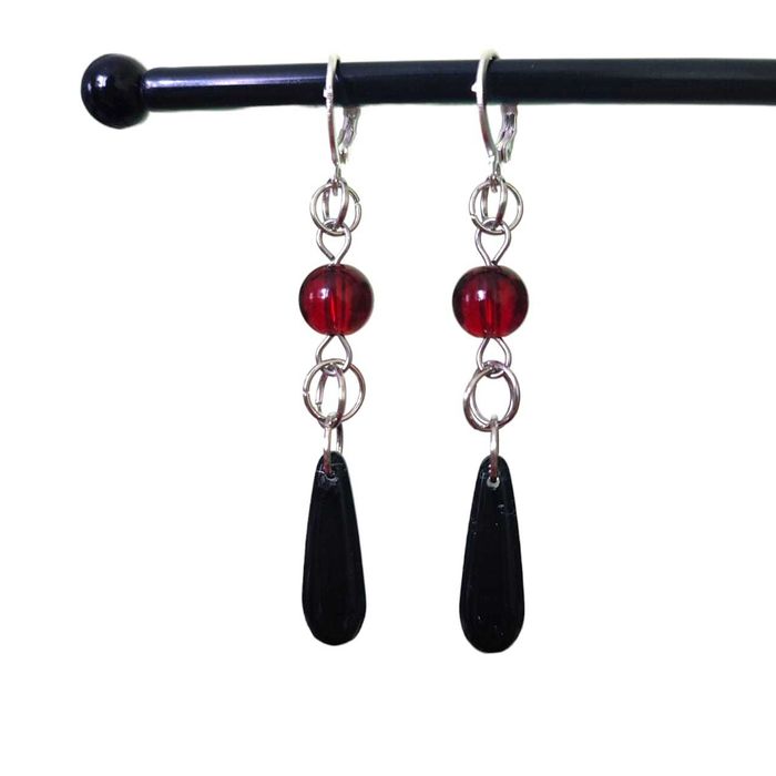 Kolczyki handmade – elegancja i trwałość z nutą wyrafinowania goth