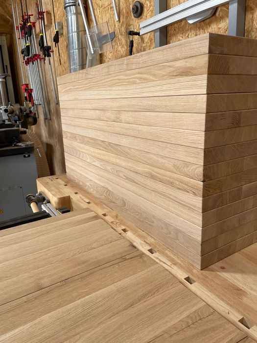 Schody drewniane dębowe lite zabiegowe, proste, podesty, parapety