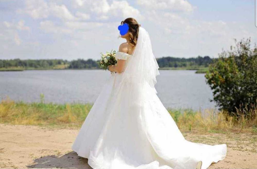 Весільна сукня кольору айворі