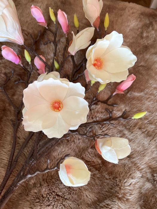 Flores artificiais rosa e brancas