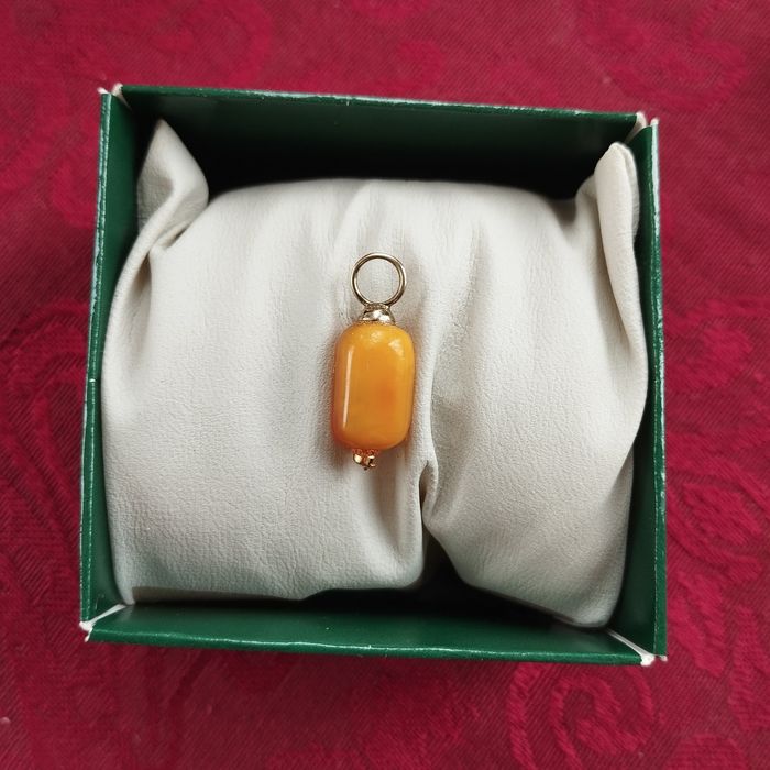 Кулони срібло золото нефрит браслети янтарь