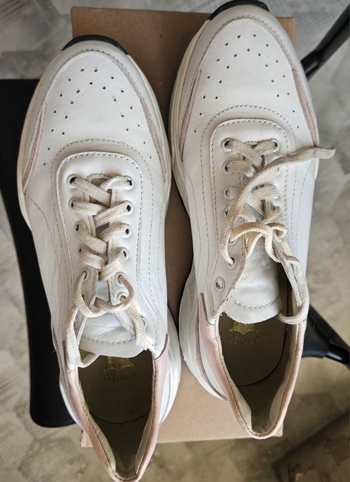 Кожаные кроссовки