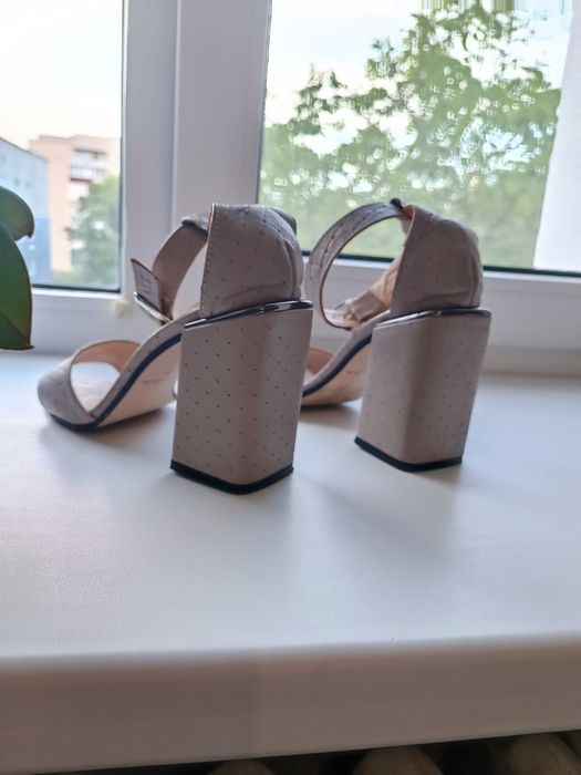 Шкіряні босоніжки на підборах