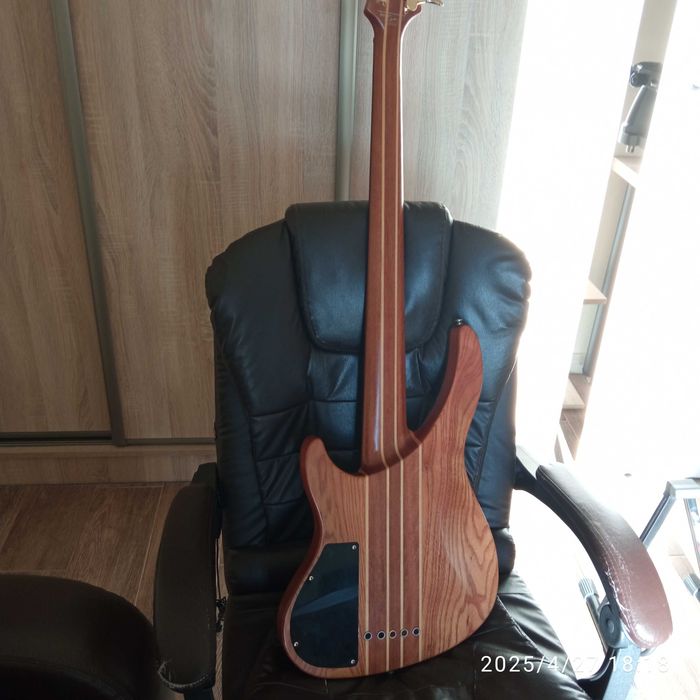 gitara basowa Vintage  aktywna  5 strun