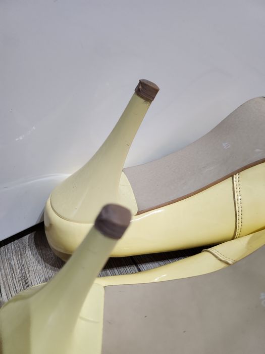 Szpilki lakierkowe cytrynowe Bożena Tanio