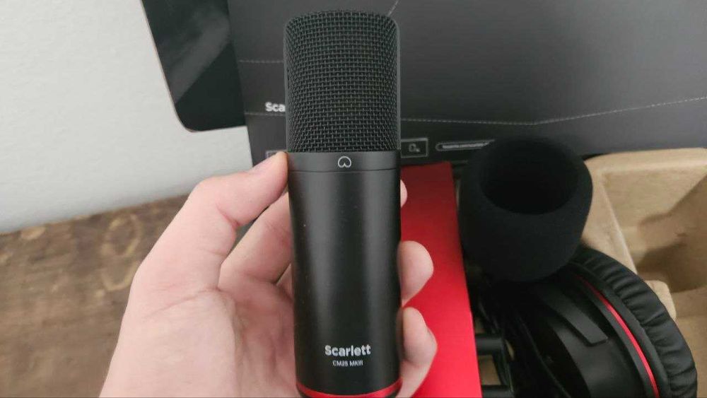 Focusrite Scarlett 2i2 4th Gen + Microfone + Headphones