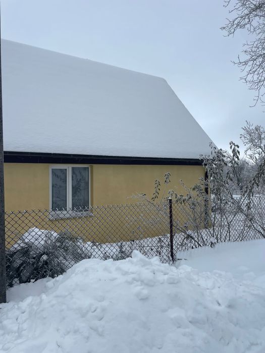 Будиночок коли лісу  та недалеко річка і св.джерело