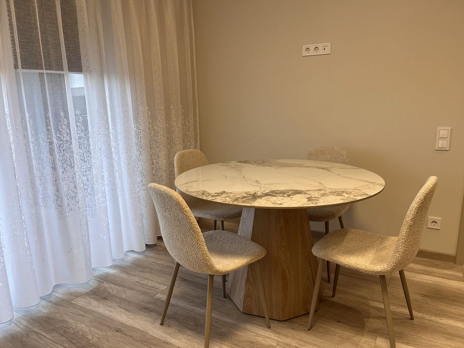 Простора квартира, є гараж