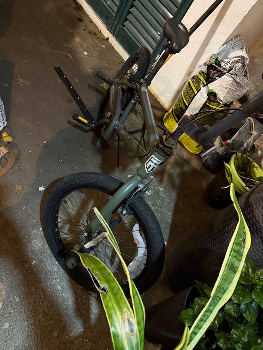 Bicicleta BMX Mongoose — Estilo, Resistência e Diversão!