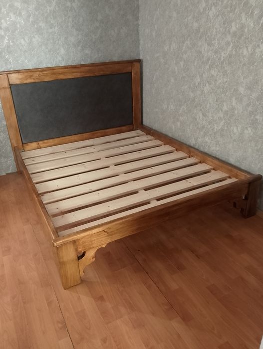 Ліжка з натурального масиву дерева