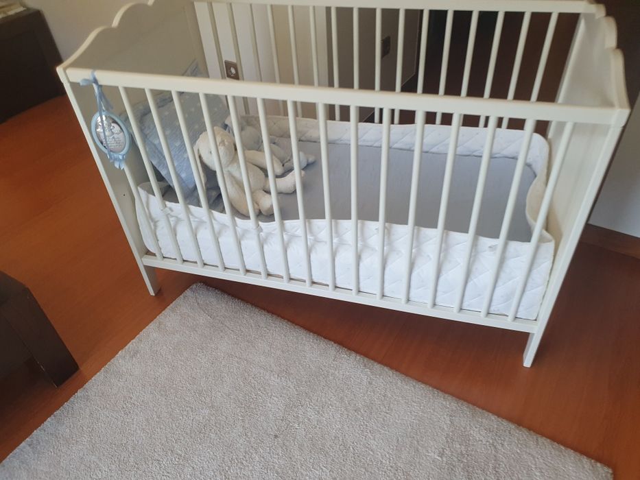 Berço/Cama IKEA SMÅGÖRA – Como novo, com colchão incluído!