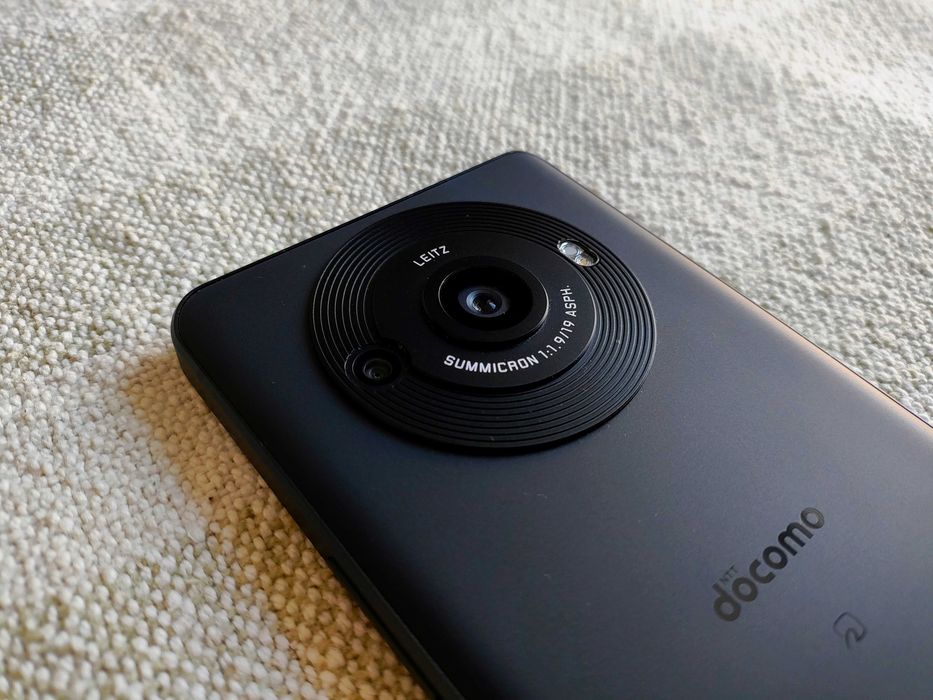 Японський смартфон Sharp R8PRO з найкращою 1" камерою від Leica, 2sim