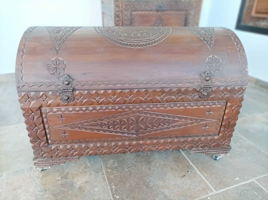 Baú de madeira maciça “vintage”