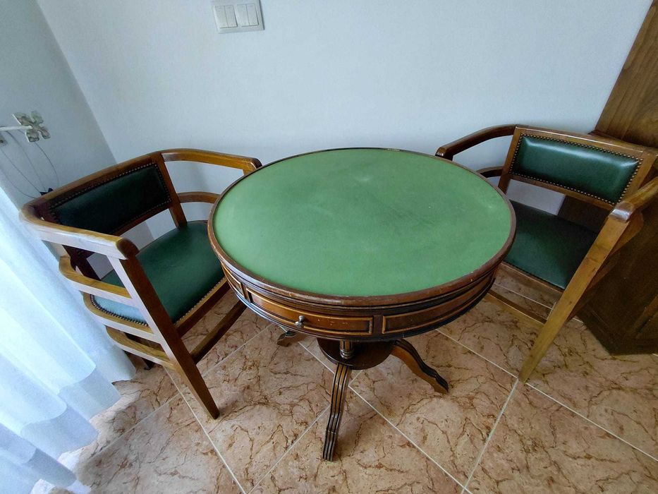 Mesa de jogo e cadeiras em madeira maçica