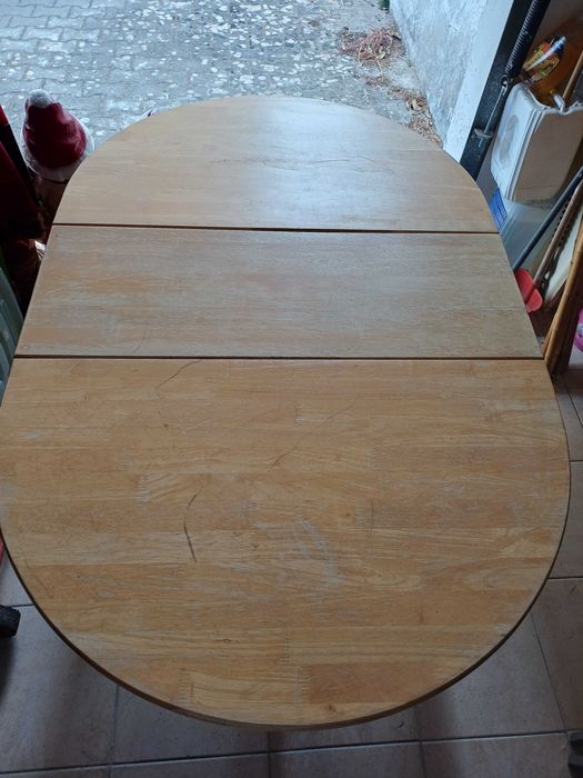 Mesa em madeira com abas rebatíveis