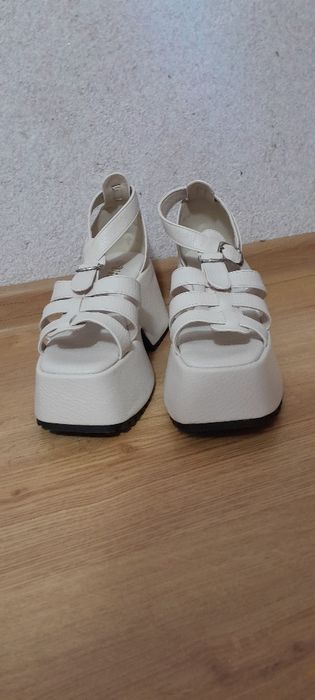 Продам  босоніжки