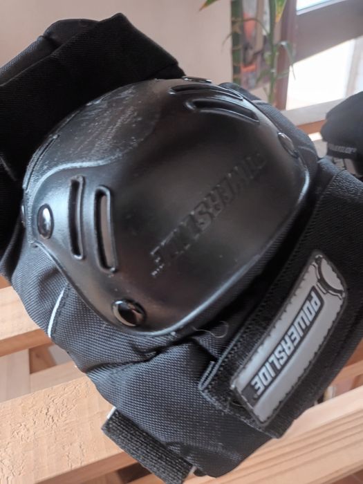 Patins em linha, joelheiras, cotoveleiras e pulsos