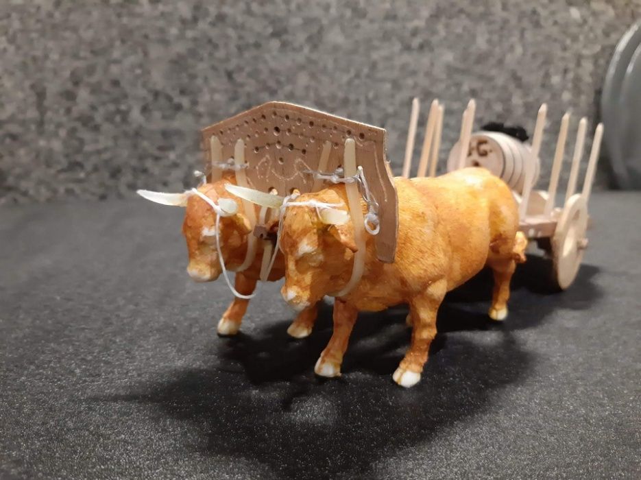 Miniatura de carro de bois em madeira