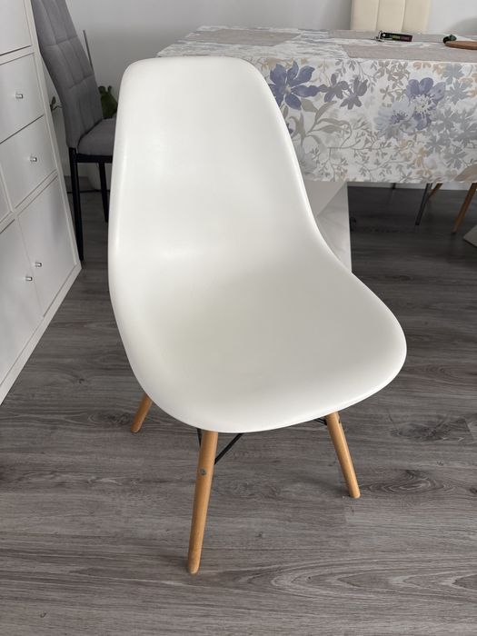 Mesa, e quatro cadeiras 100€