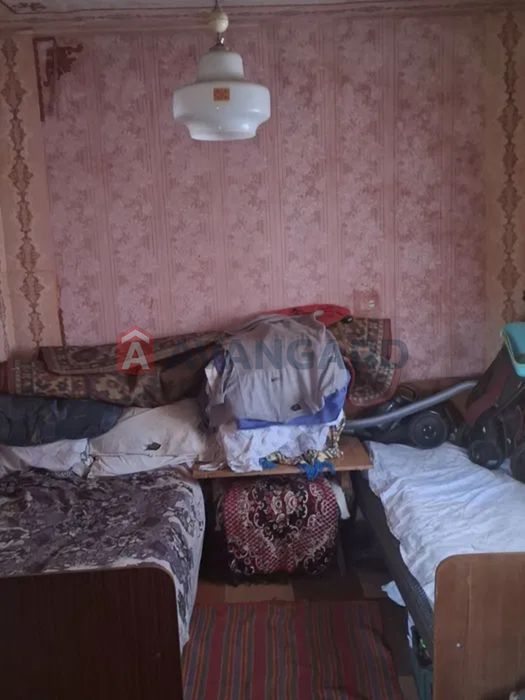 Садовий будинок біля лісу та водойм