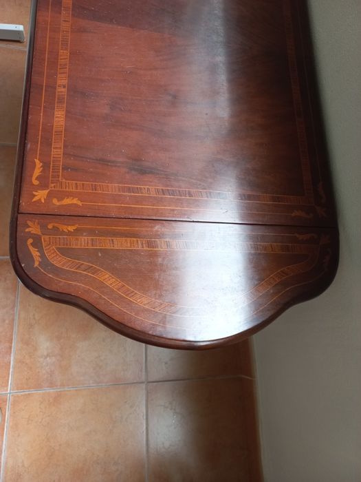 Mesa de apoio com gavetas