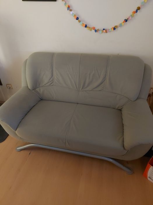 Zgrabna sofa 2 osobowa