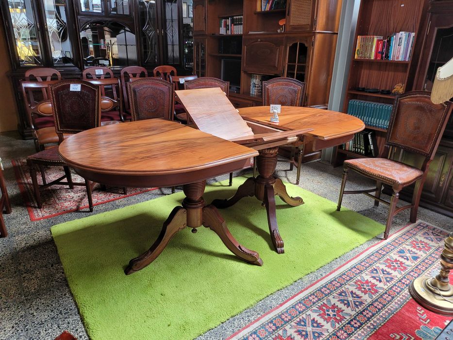 Mesa de sala em madeira com dois pés de galo - extensível