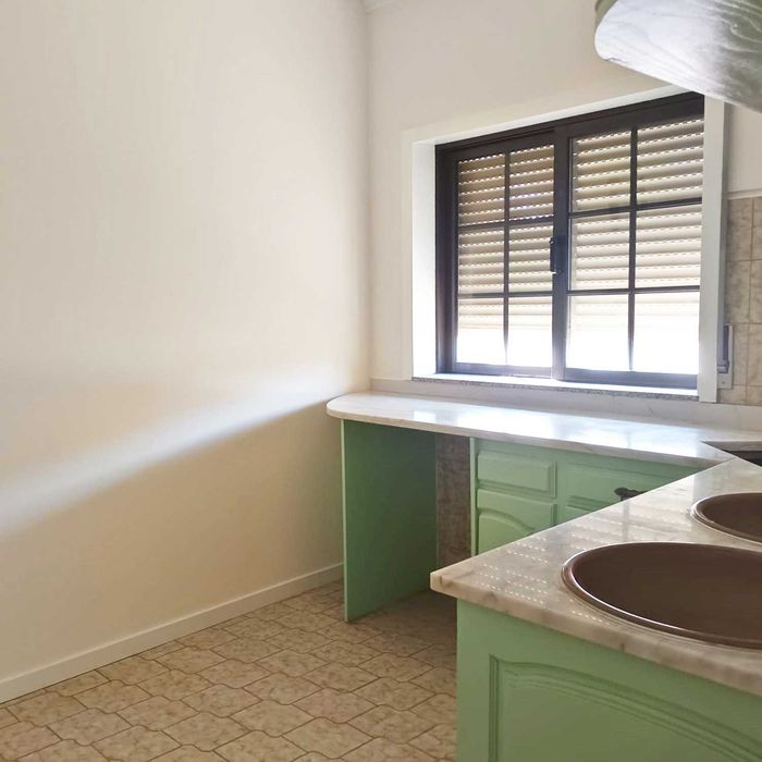 Apartamento com 1 quarto, cozinha, jardim e estacionamento