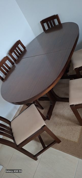 Mesa de jantar em mogno extensiva ,com 6 cadeiras em otimo estado consevadissimo .Madeira macissa. Retirada por conta do comprador. Peniche .