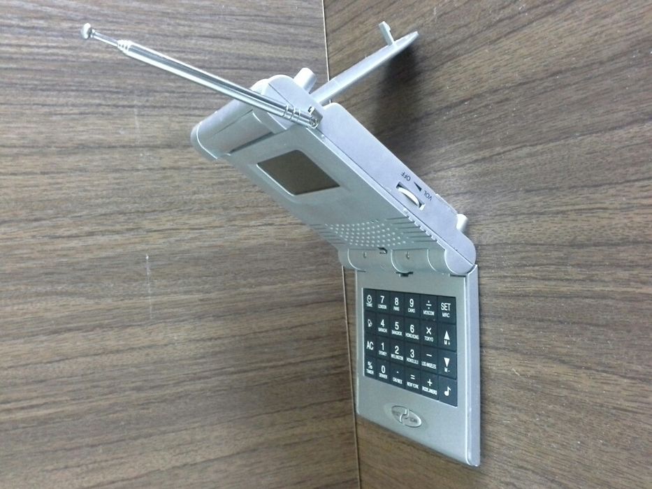 Настольные / дорожные Часы    Радио FМ   -  калькулятор  - календарь