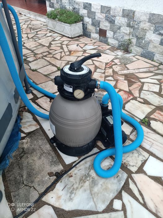 Piscina com bomba de filtragem de areia