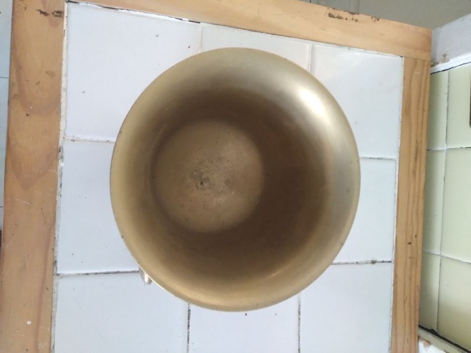 Almofariz em latão.