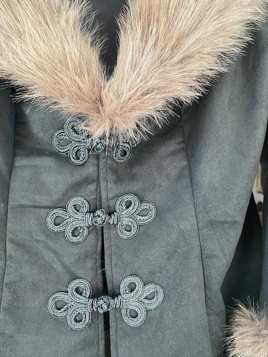 Casaco Preto com Pelo e Fechos Alamares