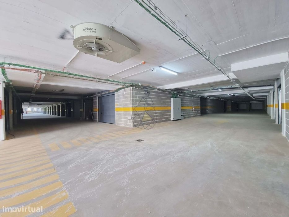 Garagens Box à Venda em Portimão — de 16 m² a 28 m², entre a estação d