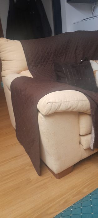 Vender sofá  de 2 lugares com assento extensível e capa castanha.