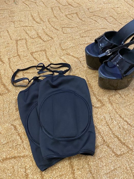 Наколінники з портупеями.