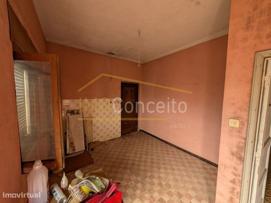 Moradia T3+ terreno + garagem para remodelação Assentis