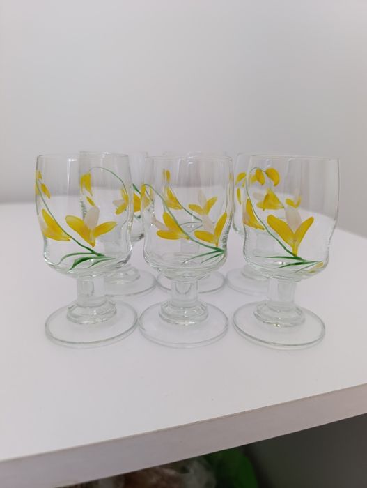 Kieliszki retro vintage w żonkile