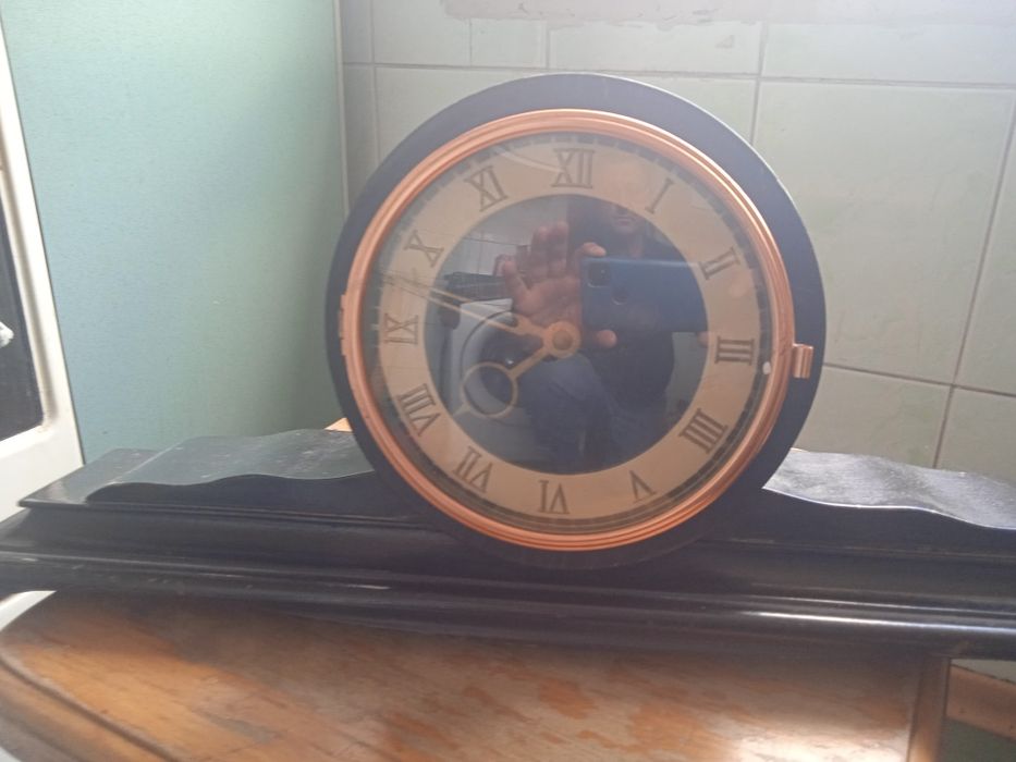 Настольные часы чёрные в хорошем состоянии рабочие