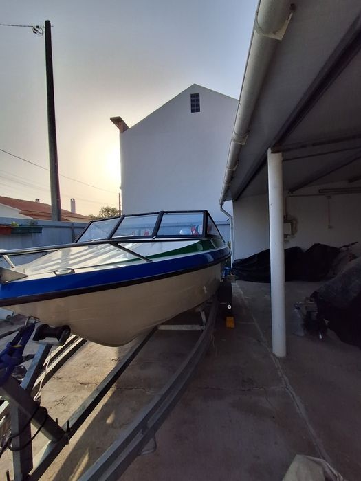 Barco com motor Honda