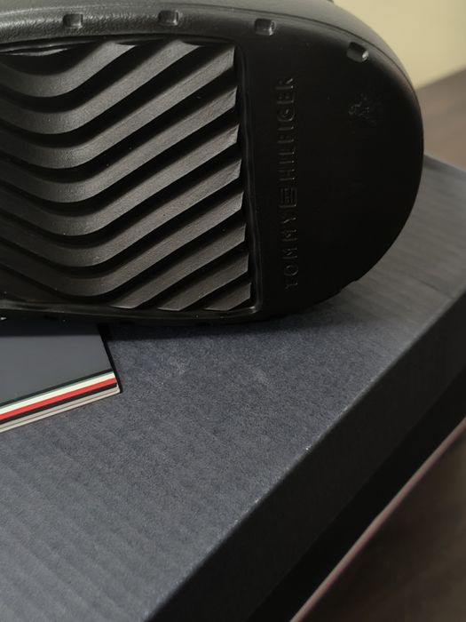 Tommy Hilfiger..