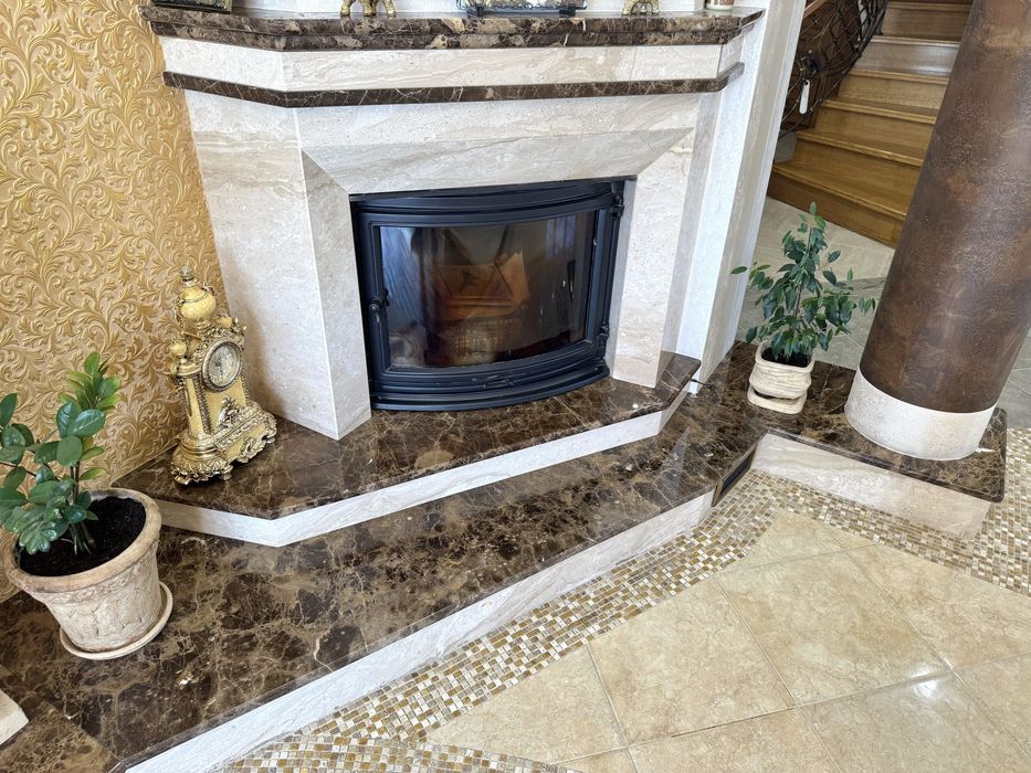 Сучасний будинок з закритим басейном