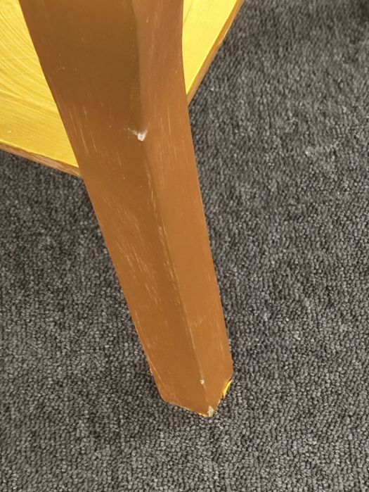 Mesa de apoio com gaveta