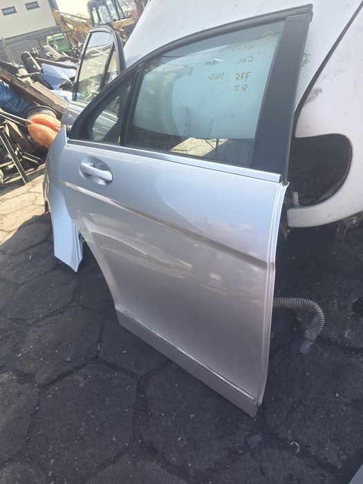 Drzwi tylne tył prawe sedan W204 Mercedes 775