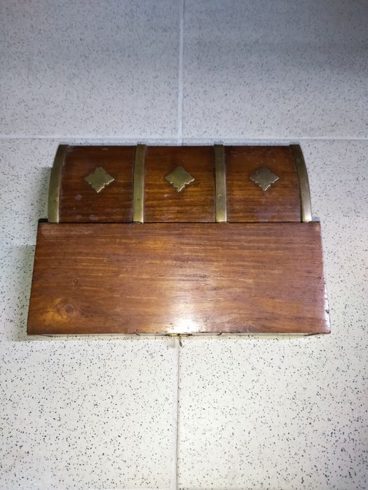 Caixa decorativa de madeira