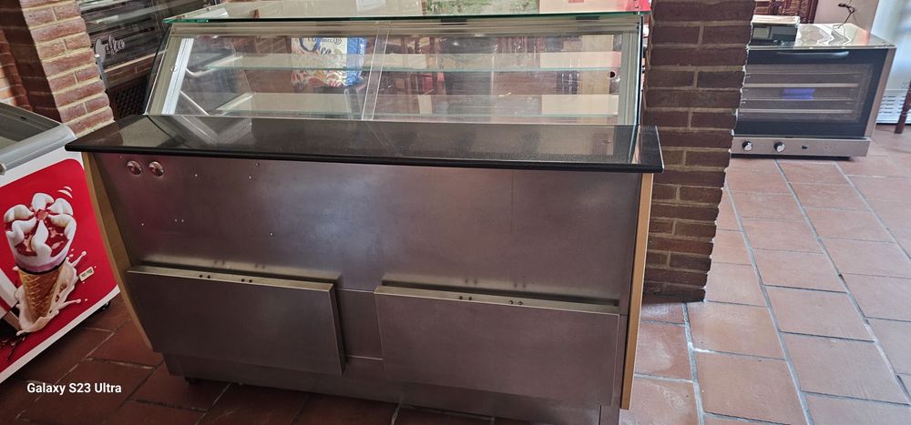 Vitrine neutra usada