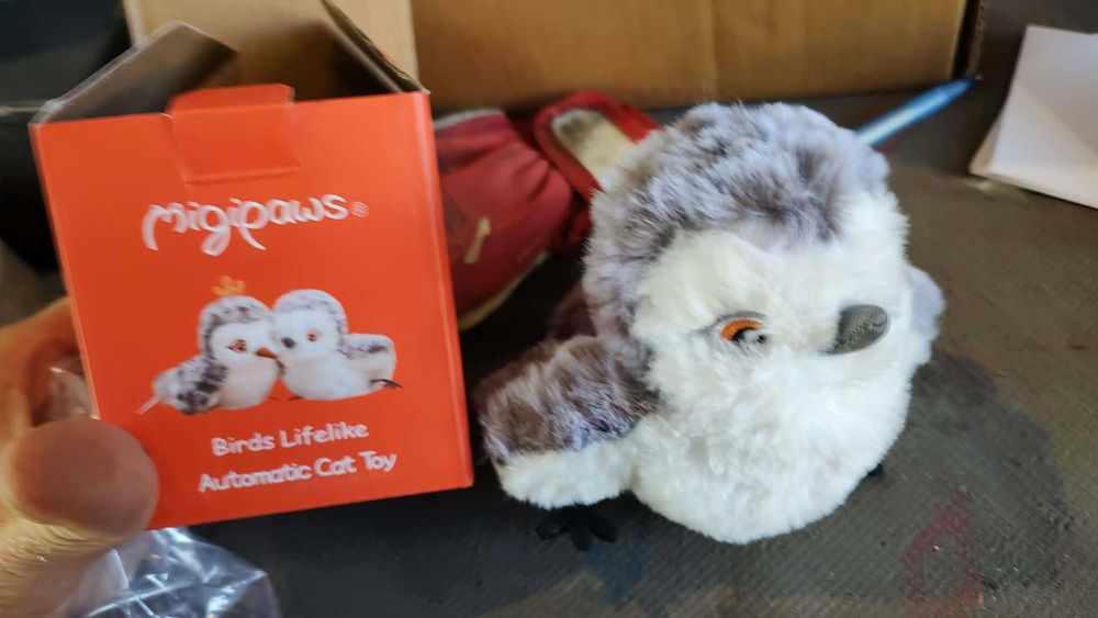 interaktywny pluszak dla kota Migipaws Birds Lifelike Automatic Cat Toy w postaci puszystej, szaro-białej sówki
