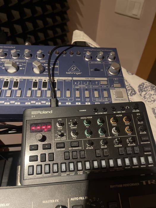 Roland S-1 synth